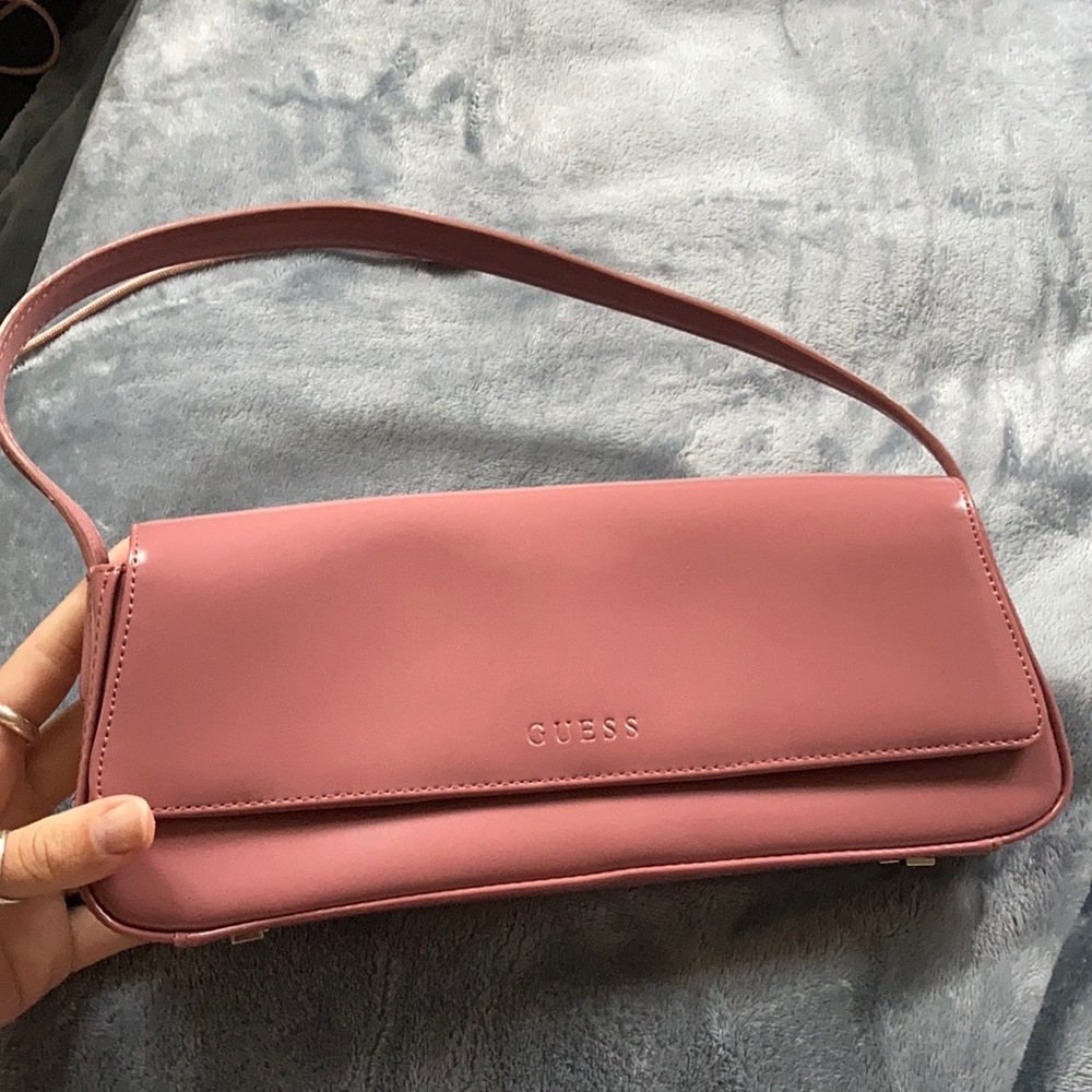 Cute shoulder bag, great for going out.